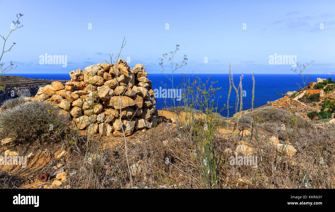 Gestapelte Steine an der Küste von fomm ir-rih, Malta Stockfoto