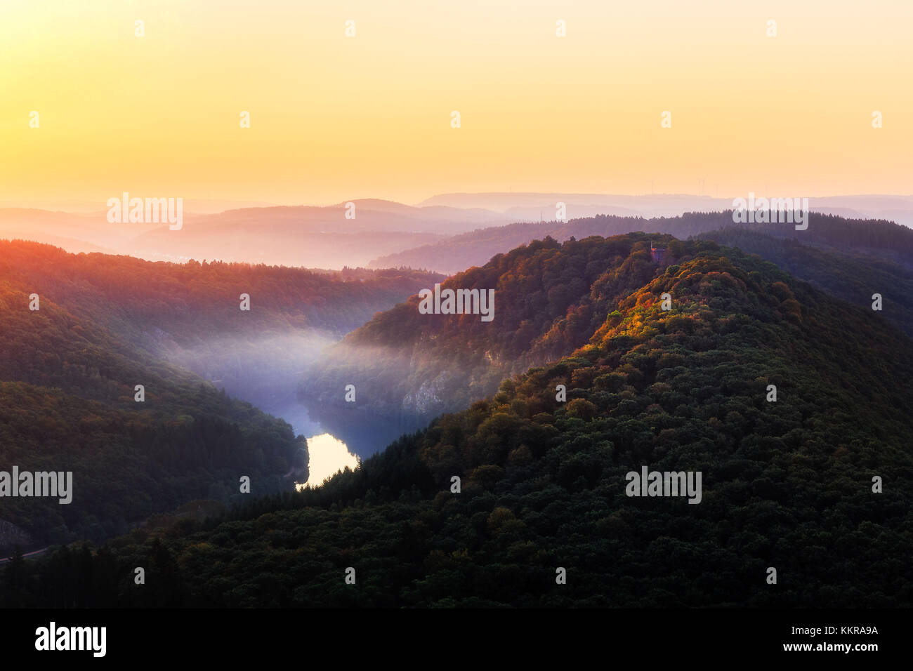 Die Saar ist ein Fluss im nordöstlichen Frankreich und Westdeutschland und ein rechter Nebenfluss der Mosel. Stockfoto Die Saar ist ein Fluss im nordöstlichen Frankreich und Westdeutschland und ein rechter Nebenfluss der Mosel. Stockfoto