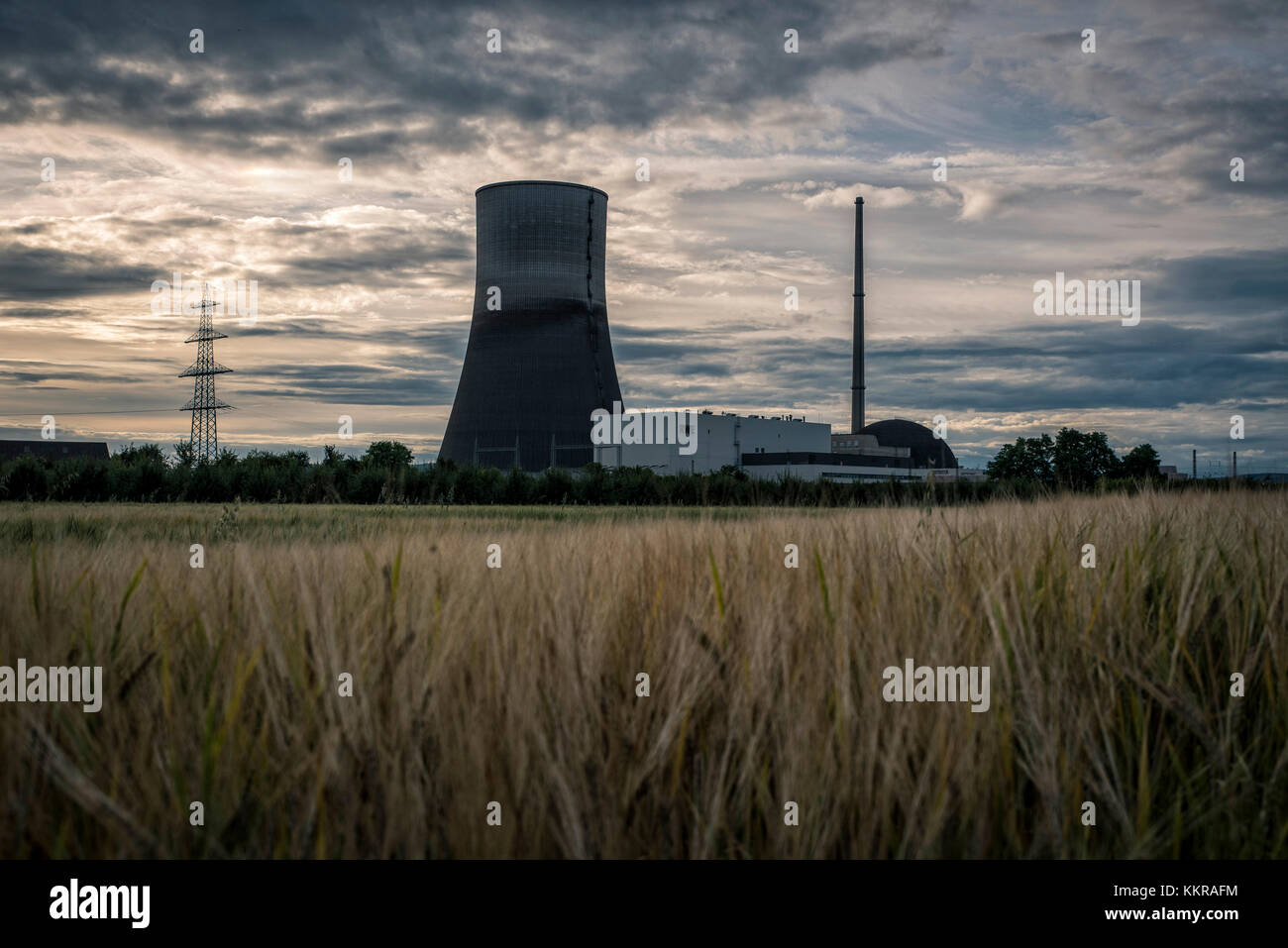 MÜLHEIM-KÄRLICH, 30. JUNI 2017: Das stillstehende Kernkraftwerk MÜLHEIM-KÄRLICH und die umliegenden Felder. Stockfoto