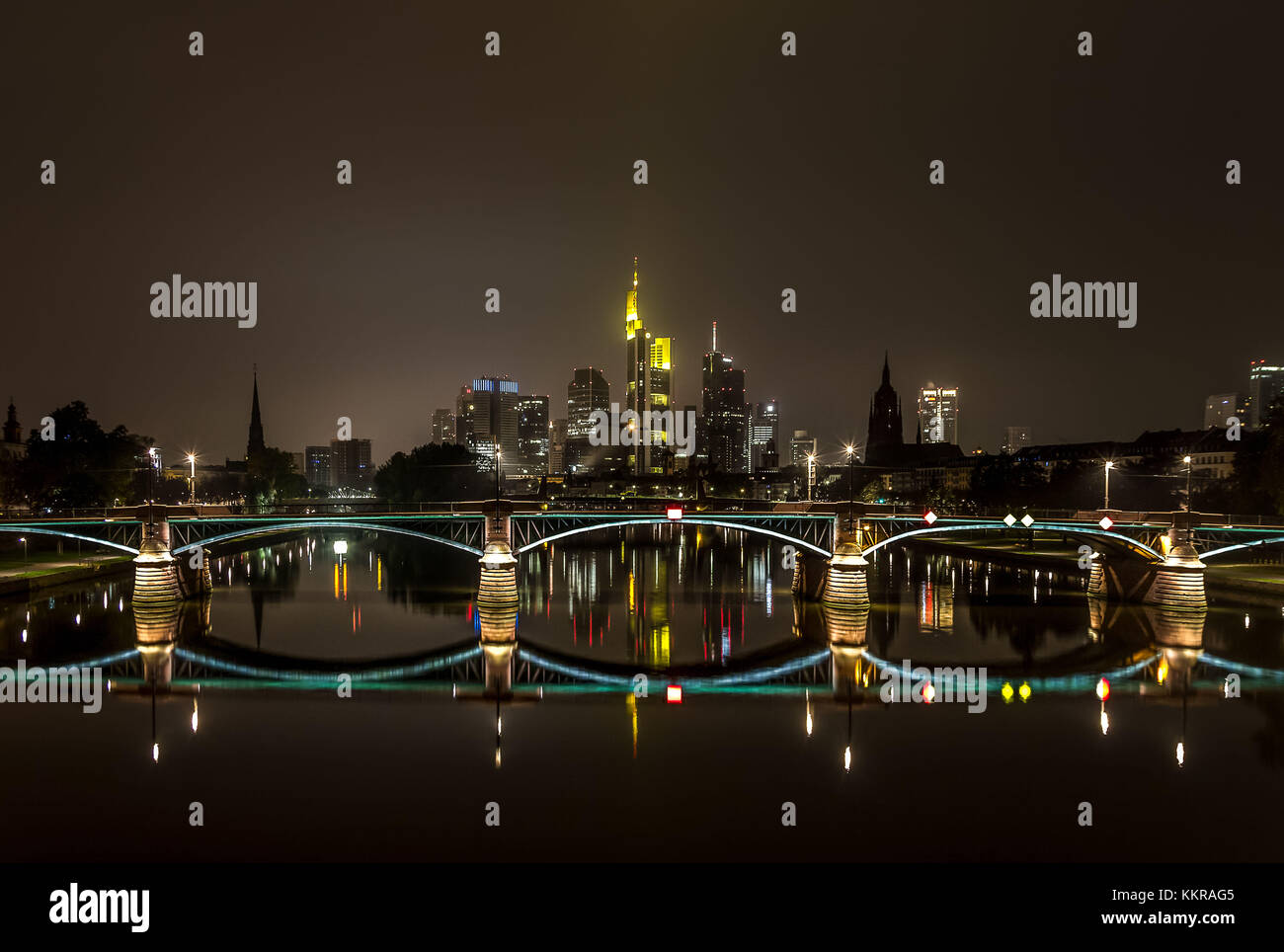 Die deutsche Stadt Frankfurt bei Nacht Stockfoto