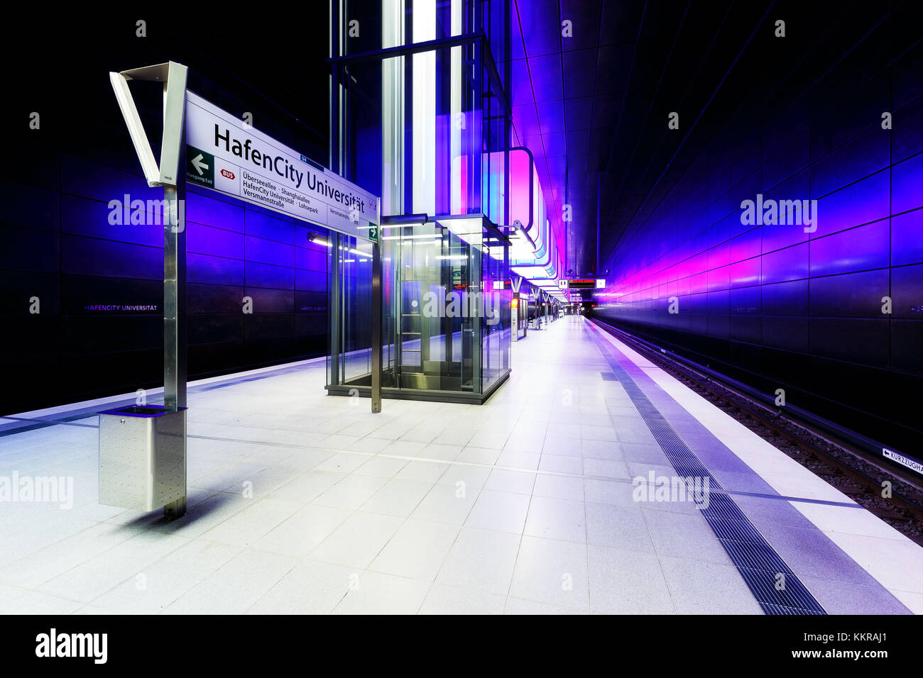 Die moderne U-Bahn Station U4 Universität in Hamburg in der Nähe der Hafencity mit seiner beeindruckenden LED-Leuchten Stockfoto