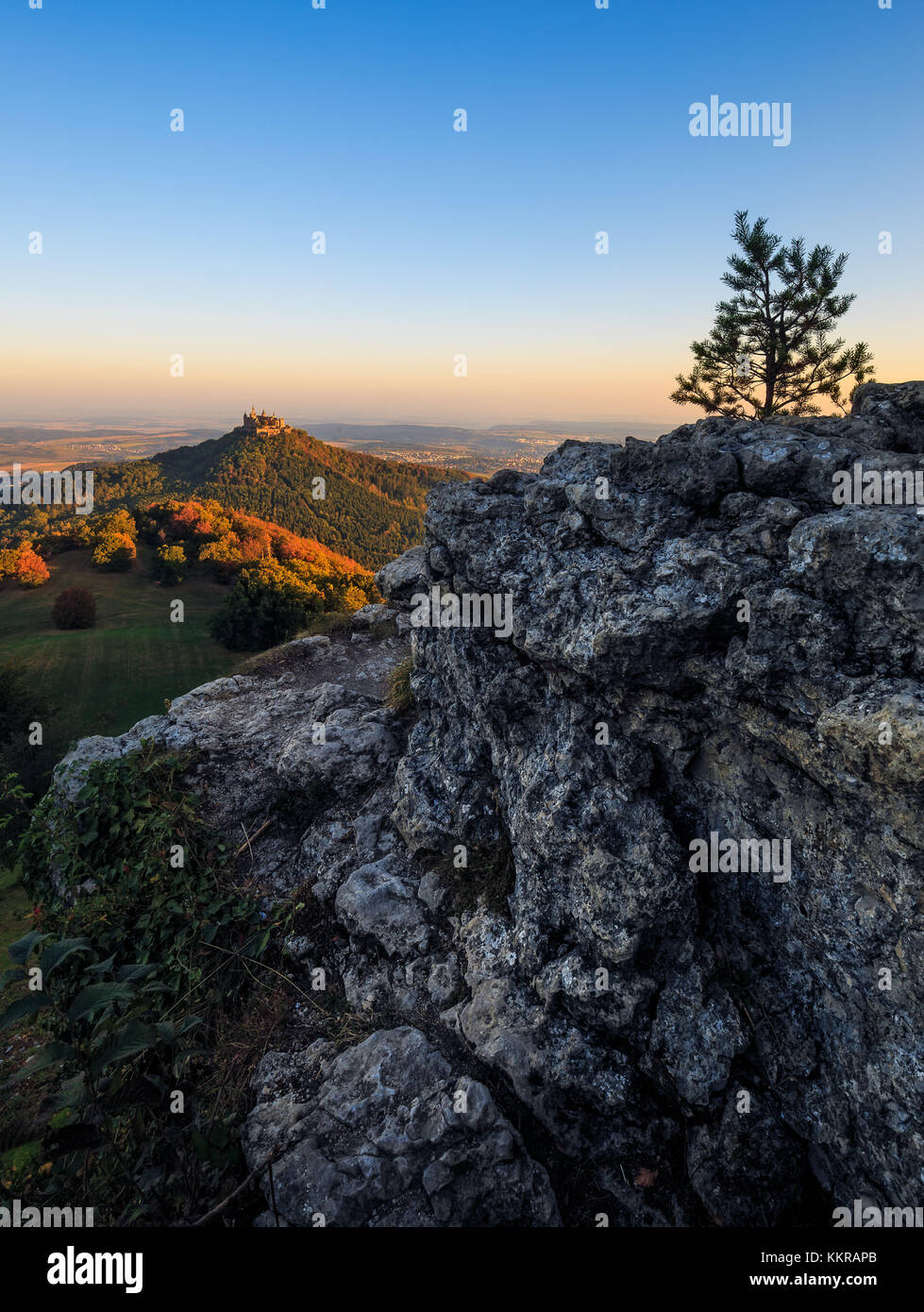 Blick von der Zollersteig auf die berühmte Burg Hohenzollern Stockfoto
