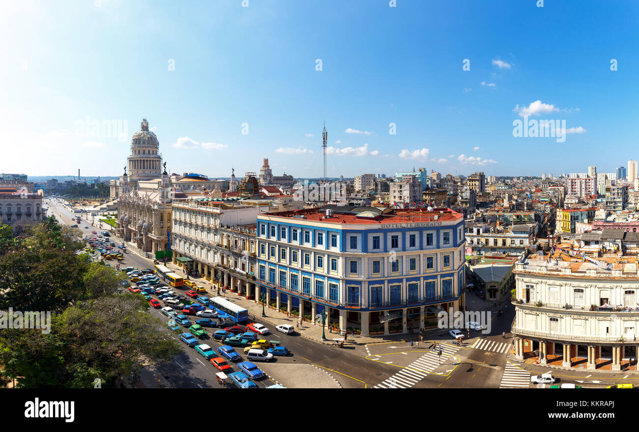 Blick über Havanna, die Hauptstadt von Kuba. Das hohe Gebäude ist das Capitolio. Stockfoto
