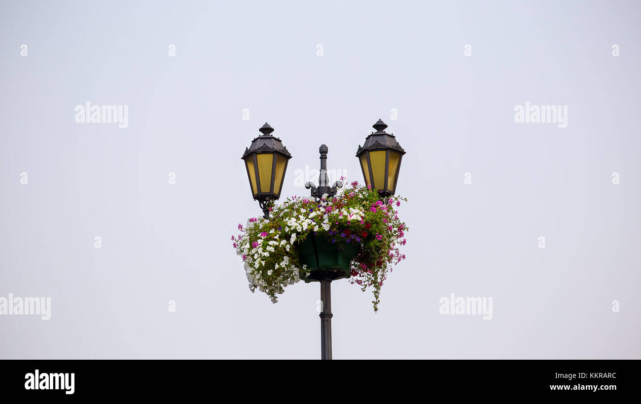 Geschmückt mit Blumen Straße Laterne in Cochem an der Mosel Stockfoto
