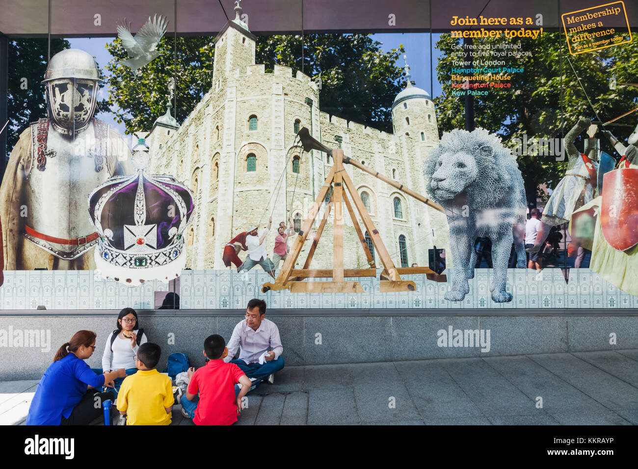 England, London, Tower von London, chinesische Touristen picknicken vor Souvenir shop Stockfoto