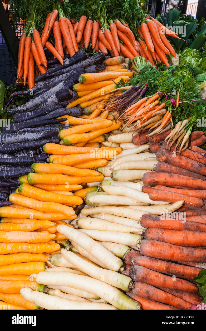 England, London, Southwark, Borough Markt, Shop Anzeige der Erbe Karotten Stockfoto