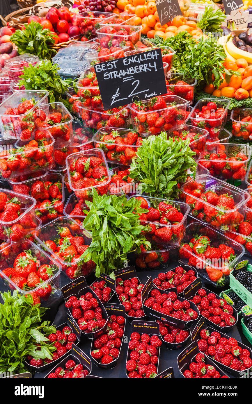 England, London, Southwark, Borough Markt, Shop Anzeige von Erdbeeren Stockfoto