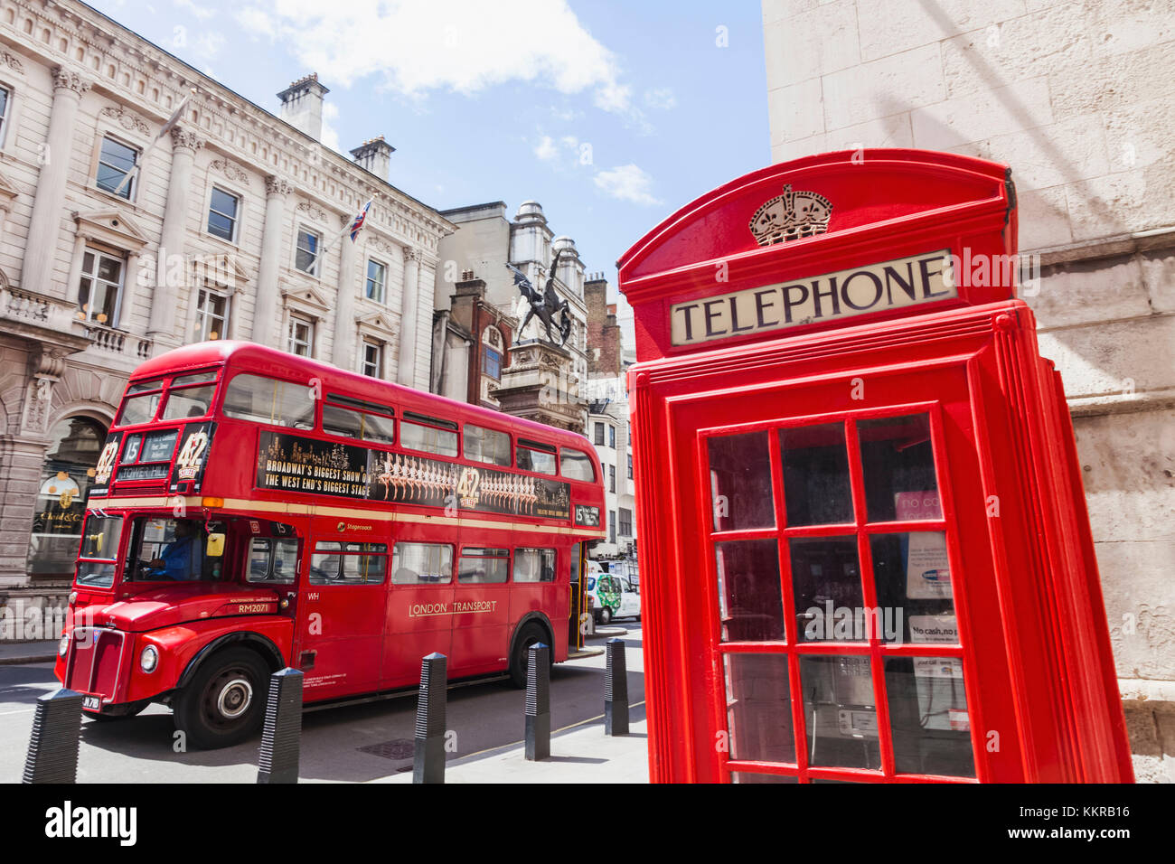 England, London, Vintage routemaster roten Doppeldecker Bus und rote Telefonzelle Stockfoto