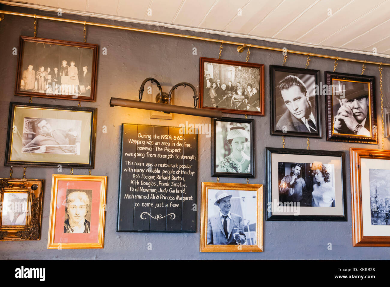 England, London, wapping, die Aussicht von Whitby riverside Pub, Anzeige der Fotos von berühmten Kunden Stockfoto