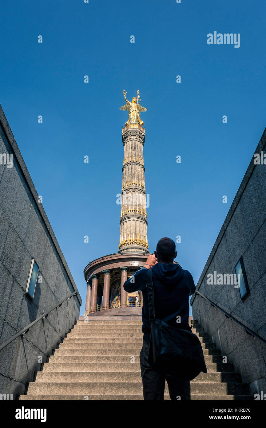 Berlin, Deutschland, 11. Mai 2017: Unbekannter Tourist, Bild der Berliner Siegessäule aus den unterirdischen Gang zu erreichen. Stockfoto