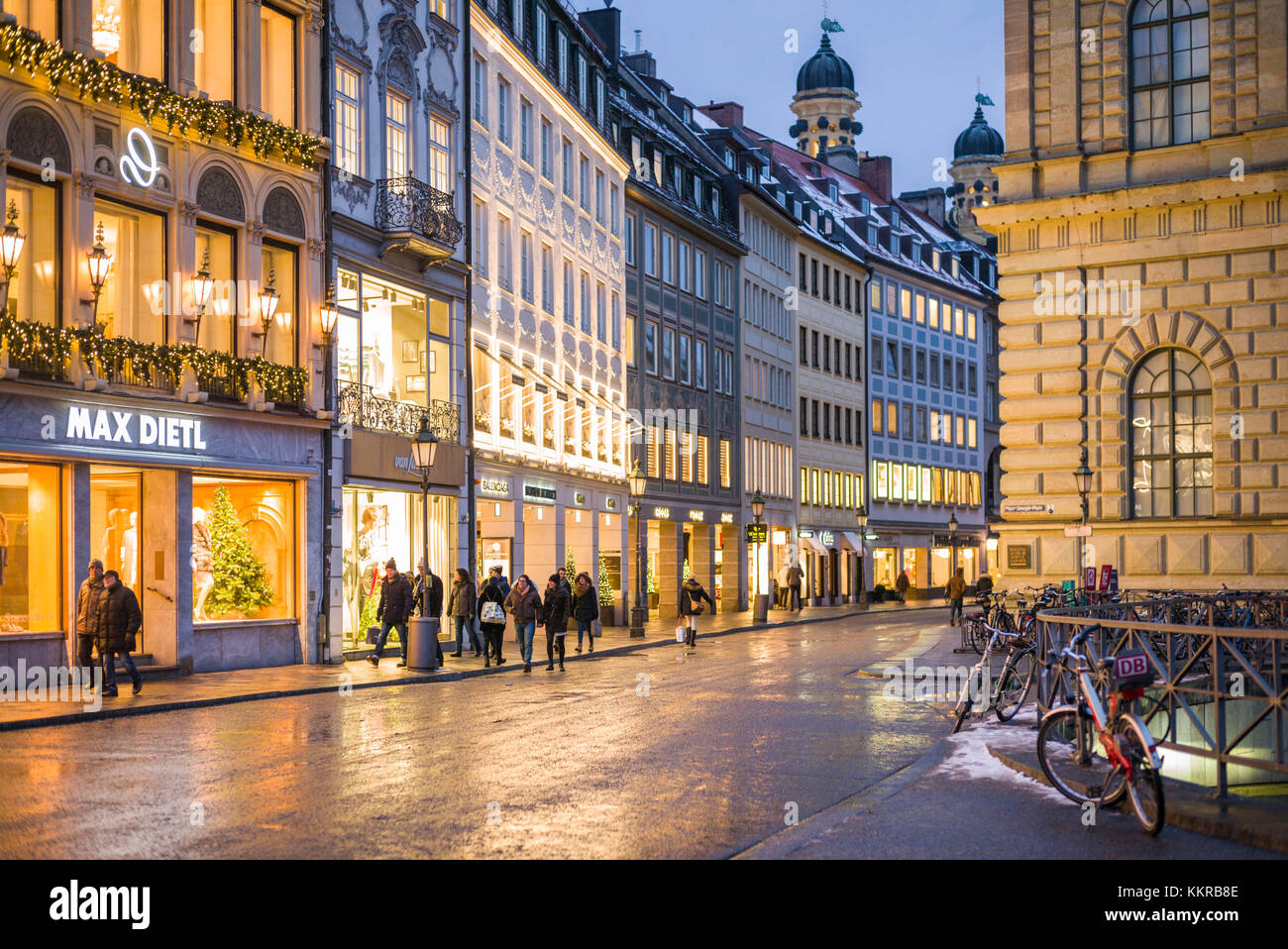 Deutschland, Bayern, München, theatiner Straße Einkaufsviertel, Abend Stockfoto