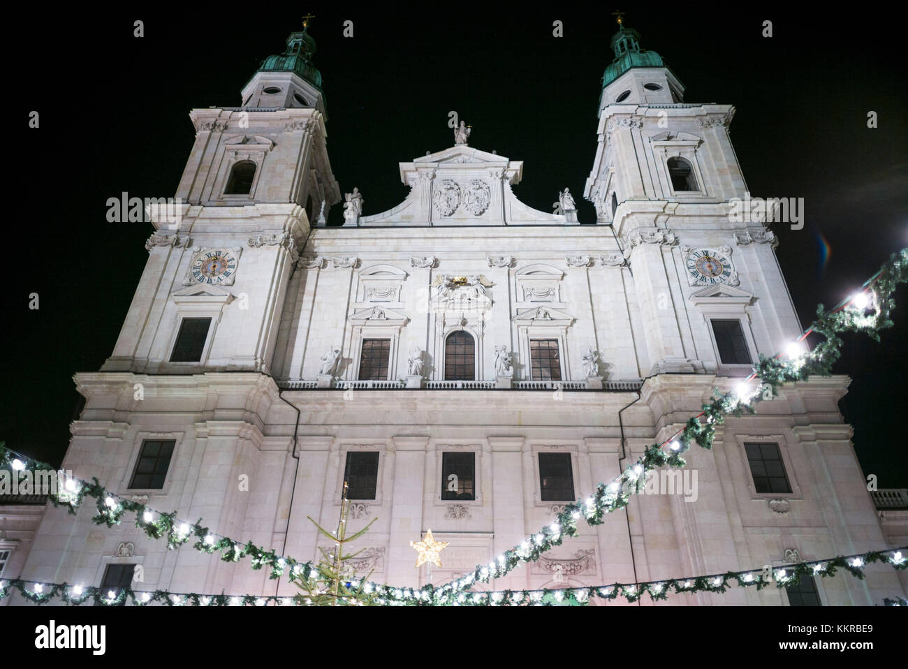 Österreich, Salzburgerland, Salzburg, Salzburger Dom, Außenansicht, abends Stockfoto