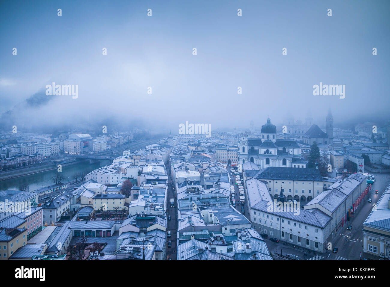 Österreich, Salzburger Land, Salzburg, erhöhten Blick auf die Stadt im Winter Nebel Stockfoto