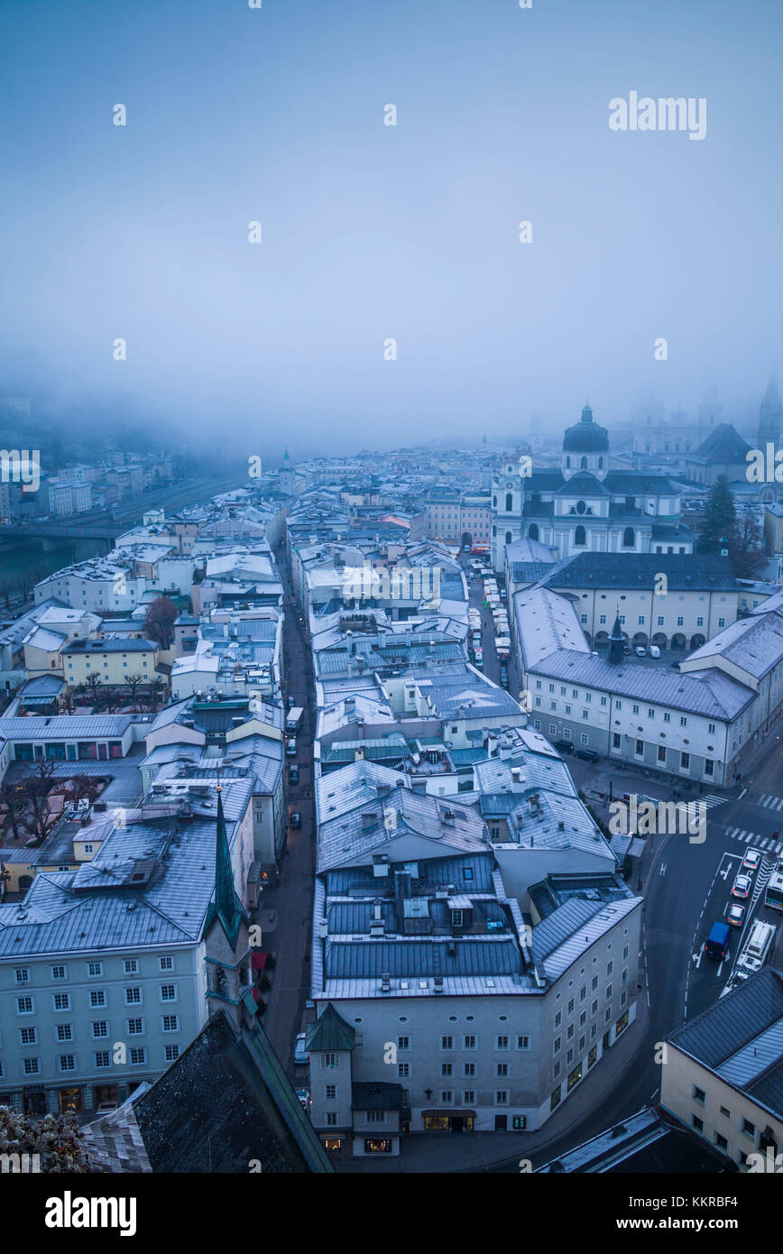 Österreich, Salzburger Land, Salzburg, erhöhten Blick auf die Stadt im Winter Nebel Stockfoto