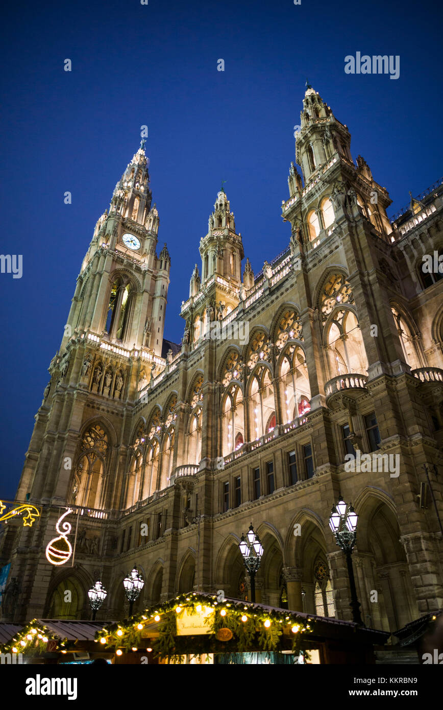 Österreich, Wien, Rathaus, Rathaus, Weihnachtszeit Stockfoto