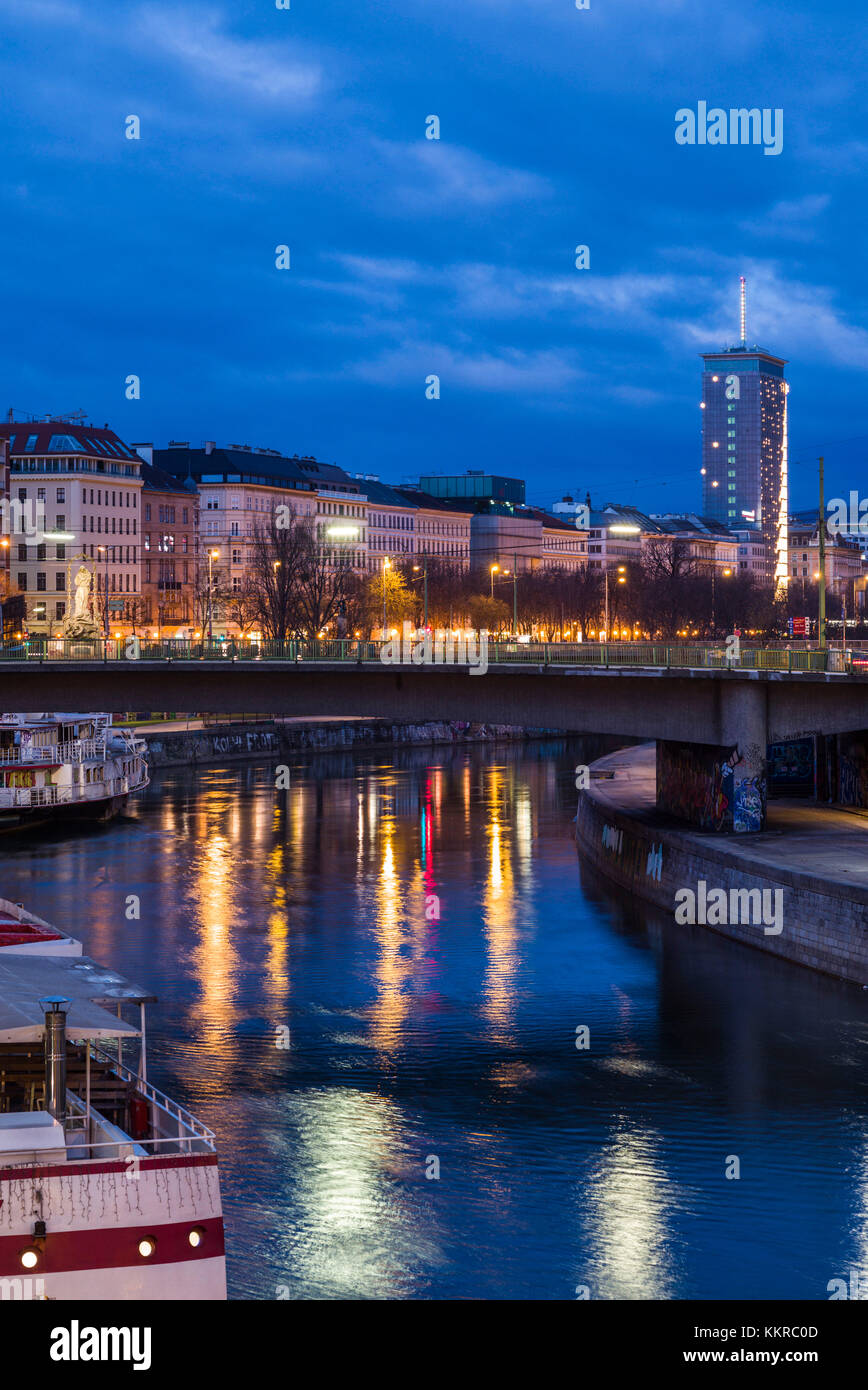 Österreich, Wien, die Skyline in der Dämmerung durch die Donau Kanal Stockfoto