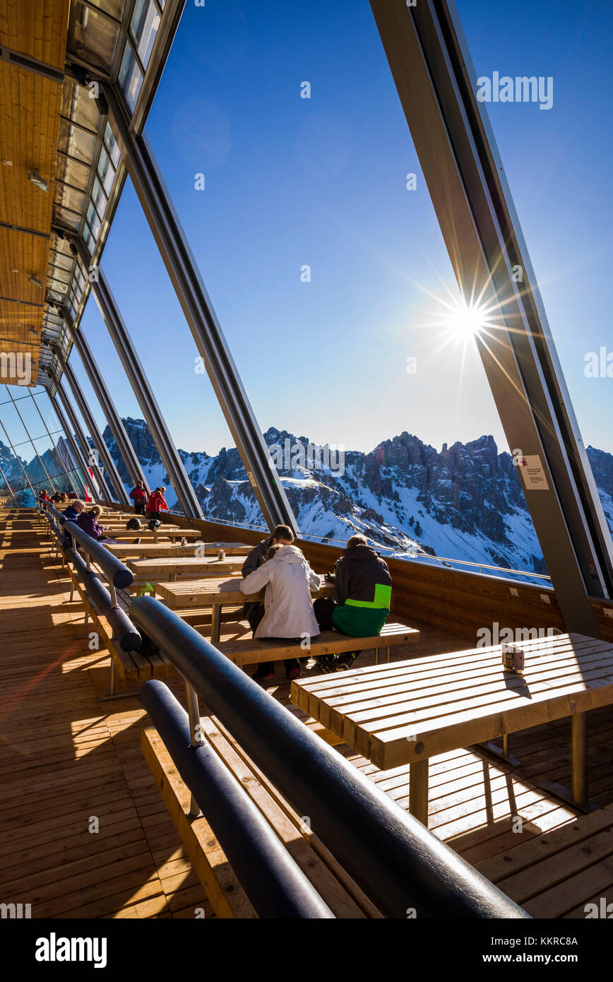 Österreich, Tirol, Axamer Lizum, hosting Dorf der 1964 und 1976 Winter Olympics, hoadl Haus Restaurant Essbereich, Höhe 2340 Meter, im Winter Stockfoto