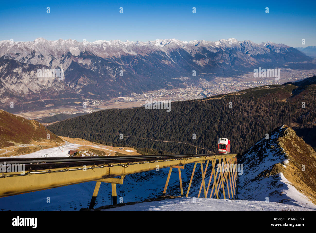 Österreich, Tirol, Axamer Lizum, hosting Dorf der 1964 und 1976 Winter Olympics, olympiabahn Zug nach oben hoadl Berg Höhe 2340 Meter, im Winter Stockfoto