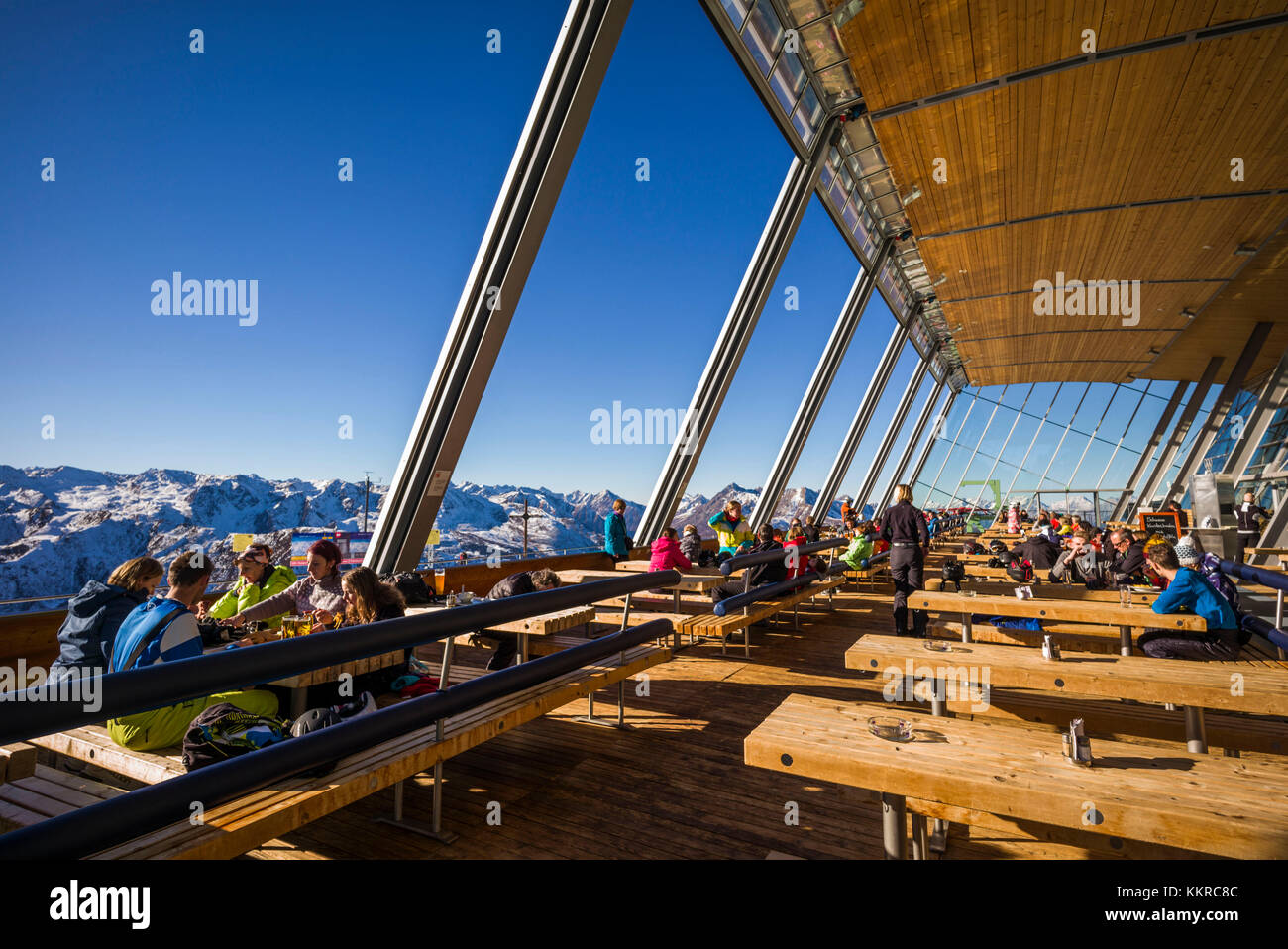 Österreich, Tirol, Axamer Lizum, hosting Dorf der 1964 und 1976 Winter Olympics, hoadl Haus Restaurant Essbereich, Höhe 2340 Meter, im Winter Stockfoto