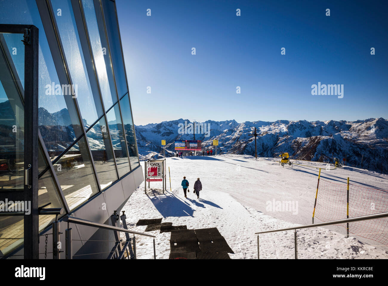 Österreich, Tirol, Axamer Lizum, hosting Dorf der 1964 und 1976 Winter Olympics, hoadl Haus Restaurant außen, Höhe 2340 Meter, im Winter Stockfoto