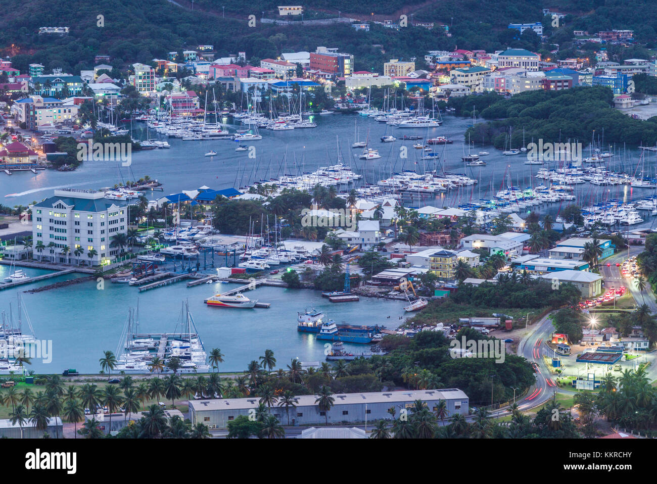 British Virgin Islands, Tortola, Road Town, erhöhte Stadt Blick von unten frei, Dämmerung