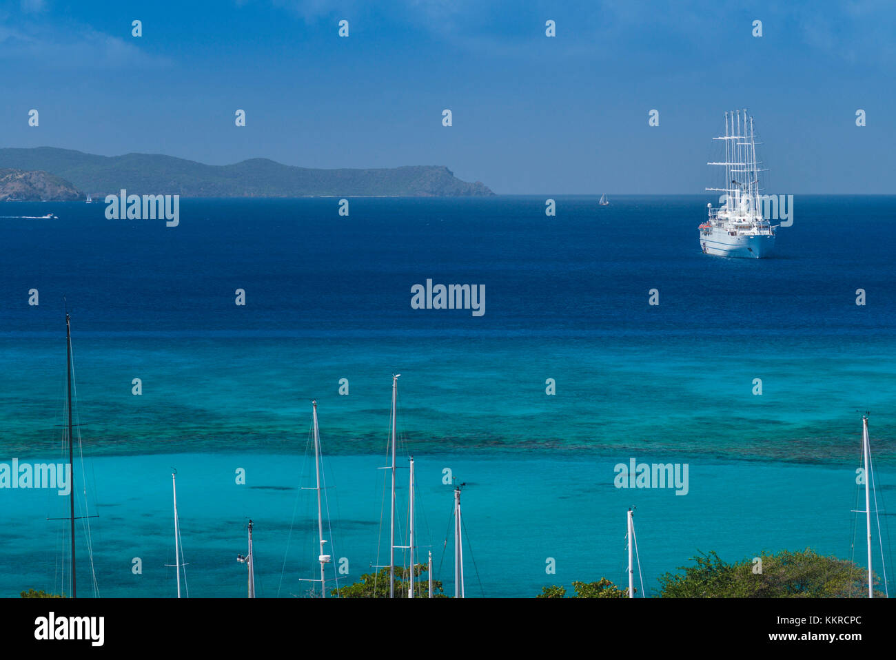 Britische Jungferninseln, Virgin Gorda, spanische Stadt, Segelschiff im Hafen Stockfoto