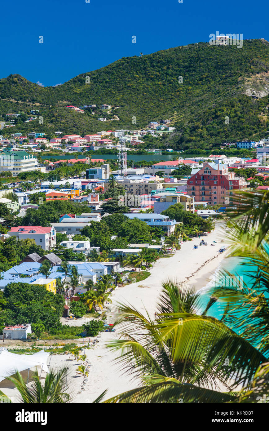 Niederlande, Sint Maarten, Philipsburg, erhöhte Stadt und Blick auf den Strand von Fort Hill Stockfoto