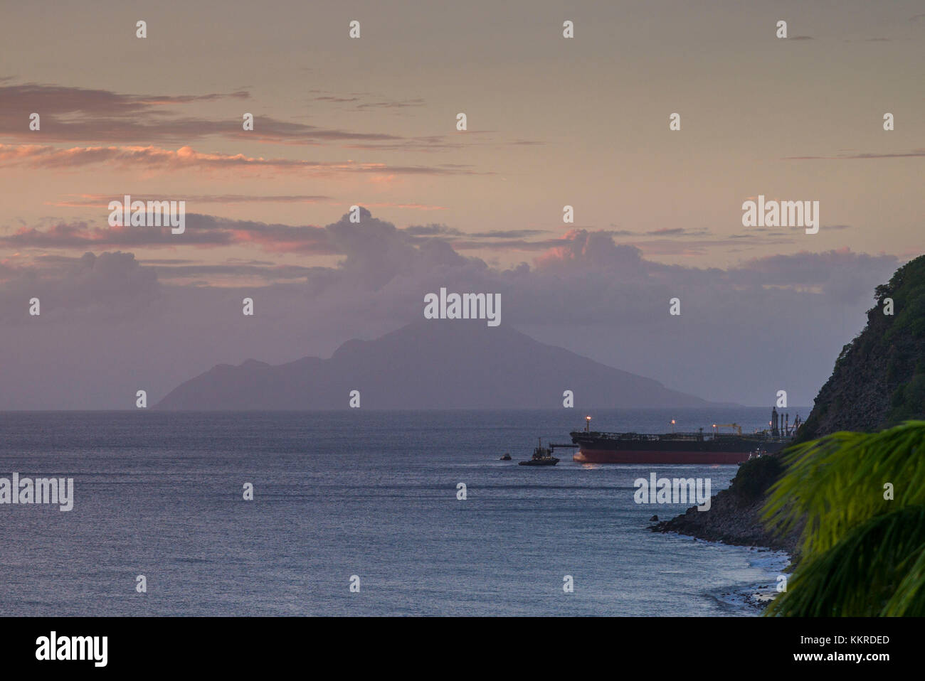 Niederlande, Sint Eustatius, Oranjestad oranjestad Bay, Erhöhte Ansicht der Öltanker und Saba Island, Dämmerung Stockfoto