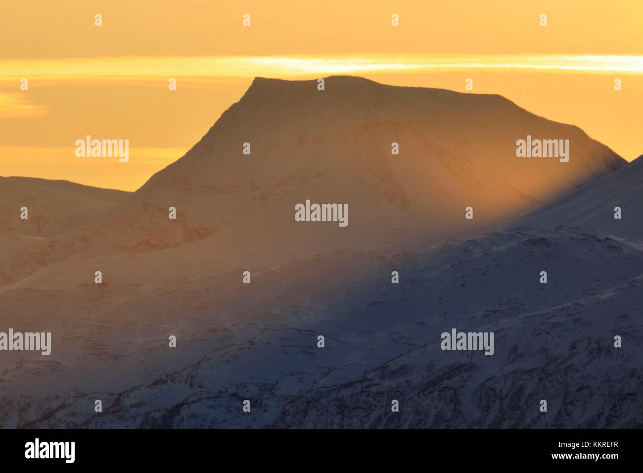 Roter Sonnenuntergang in Lyngen Alpen, Troms, Norwegen, Lappland, Europa. Stockfoto