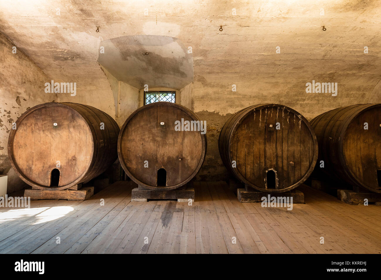 Holzfässern der Weinkeller des Klosters astino, longuelo, Provinz Bergamo, Lombardei, Italien, Europa Stockfoto