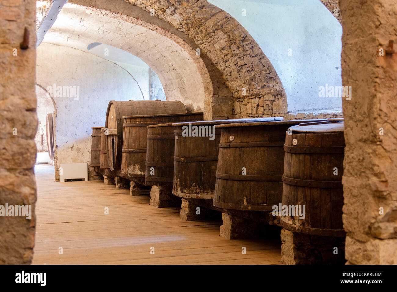 Holzfässern der Weinkeller des Klosters astino, longuelo, Provinz Bergamo, Lombardei, Italien, Europa Stockfoto