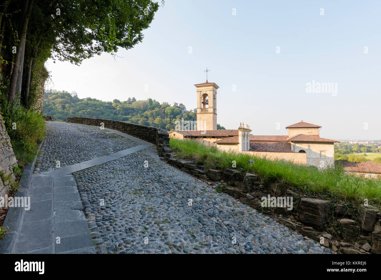 Stein weg auf den Hügeln rund um das alte Kloster des astino, longuelo, Provinz Bergamo, Lombardei, Italien, Europa Stockfoto