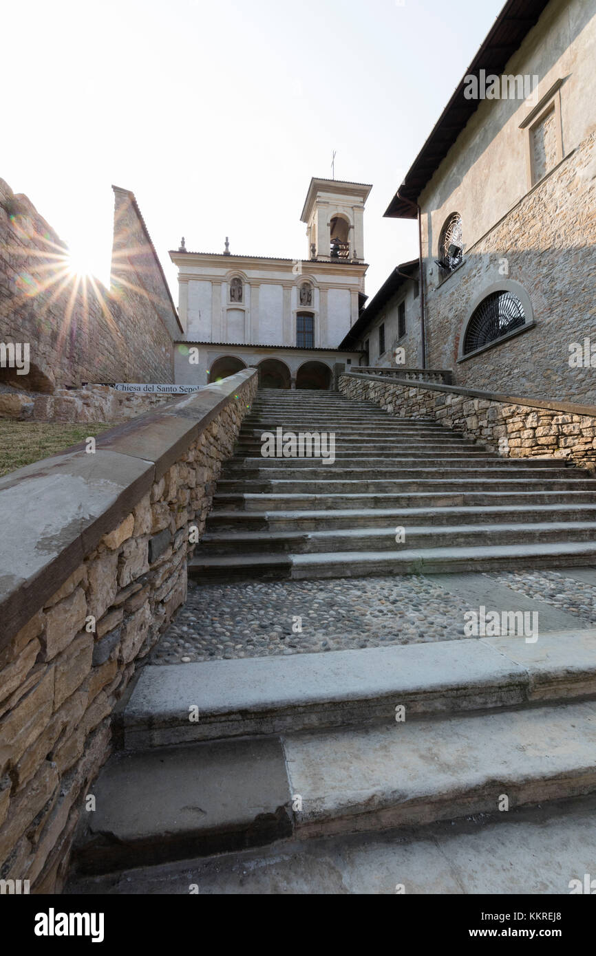 Das Treppenhaus und der Fassade des alten Klosters, astino longuelo, Provinz Bergamo, Lombardei, Italien, Europa Stockfoto