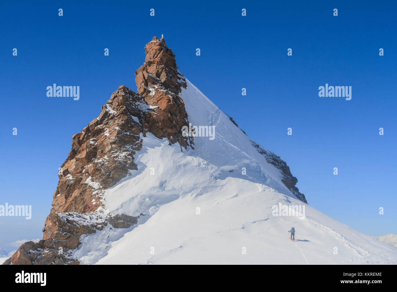 Ski mountaneer auf den Gipfel des Corno Nero Peak. Rosa Gruppe, Aostatal, Italien Stockfoto