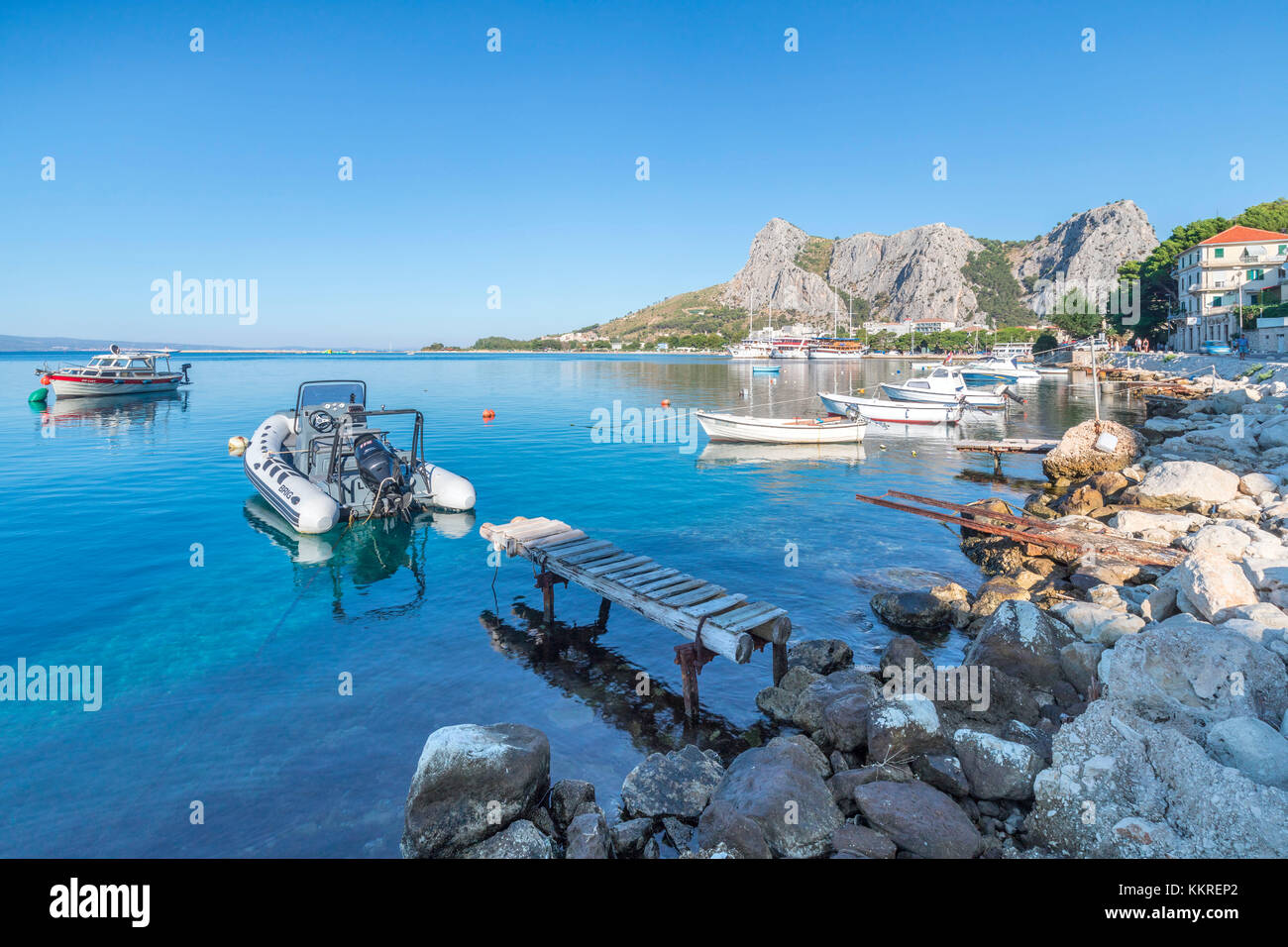 Kleine Boote am Ufer von Omis, Dalmatien, Adriaküste, Kroatien Stockfoto