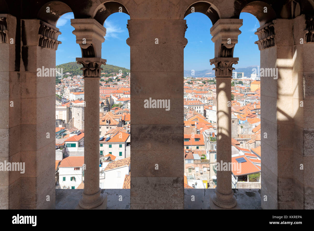 Blick auf die Altstadt von Split und darüber hinaus aus dem Inneren der Glockenturm der Kathedrale des Heiligen Domnius, Dalmatien, Kroatien Stockfoto