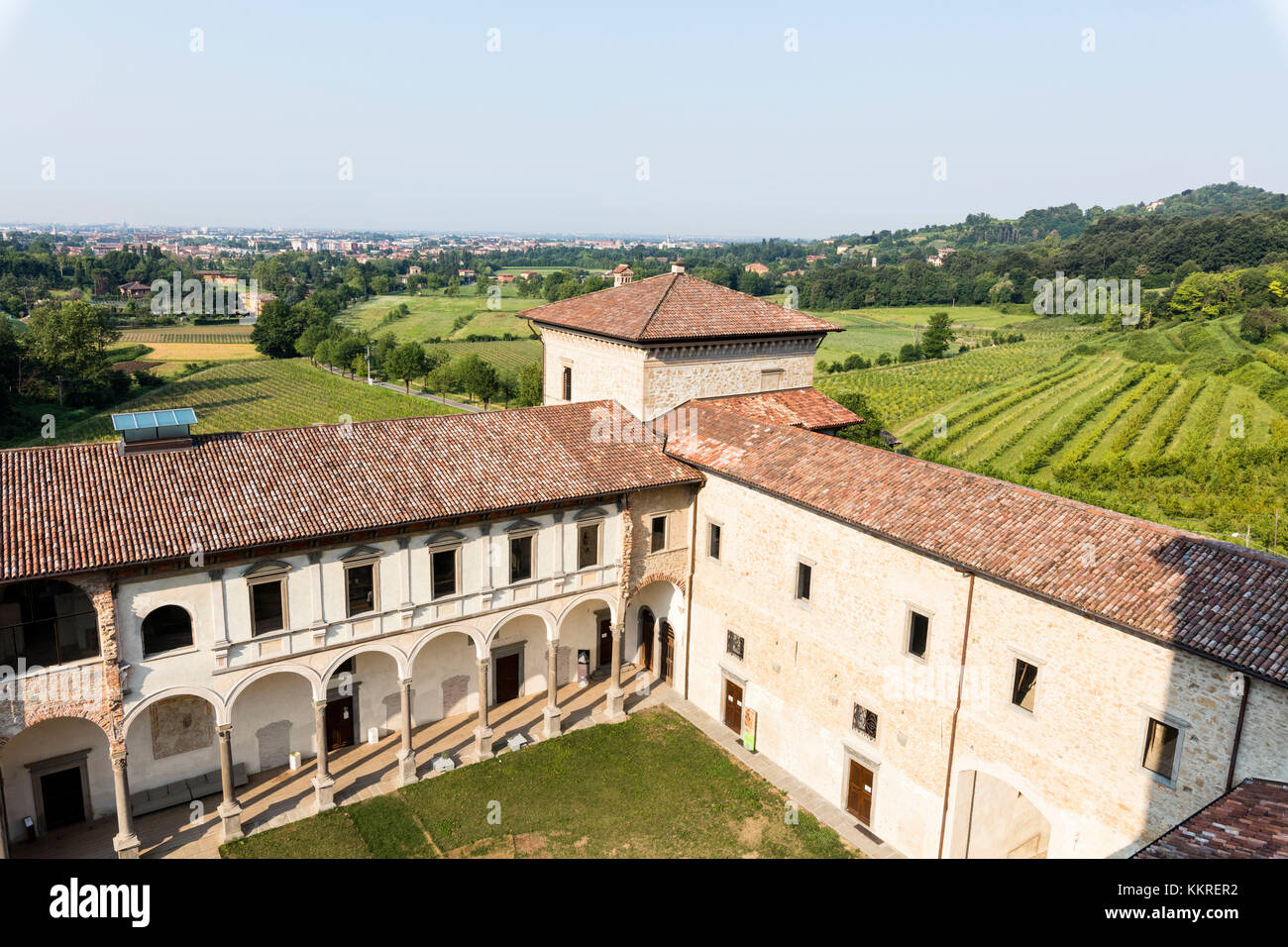 Der Innenhof des alten Klosters astino vom Glockenturm, longuelo, Provinz Bergamo, Lombardei, Italien, Europa Stockfoto