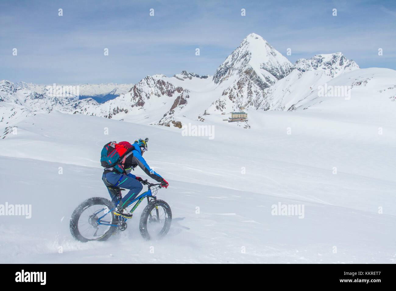 Gran Zebrù, Valtellina, zentralen Alpen, Lombardei, Italien. Fat Bike im Abstieg von Cevedale mit Gran Zebrù auf Hintergrund Stockfoto