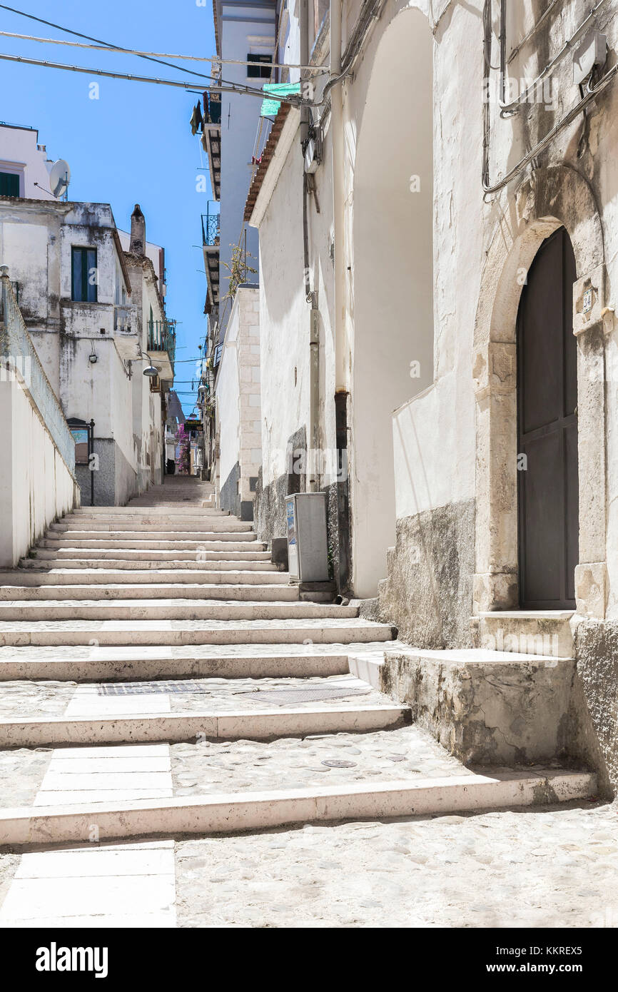 Treppe im historischen Zentrum von Rodi Garganico, Apulien (Puglia), Italien. Stockfoto