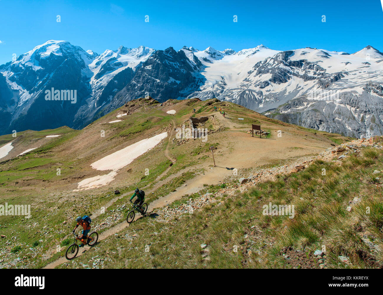 Mountainbiker auf einem Trail am Stilfser Joch. Stilfserjoch pasa Valtellina, Lombardei, Italien Stockfoto