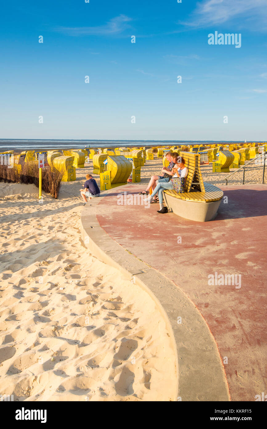 Duhnen, Cuxhaven, Niedersachsen, Deutschland. Menschen am Meer und Strandkorbs am Strand Stockfoto