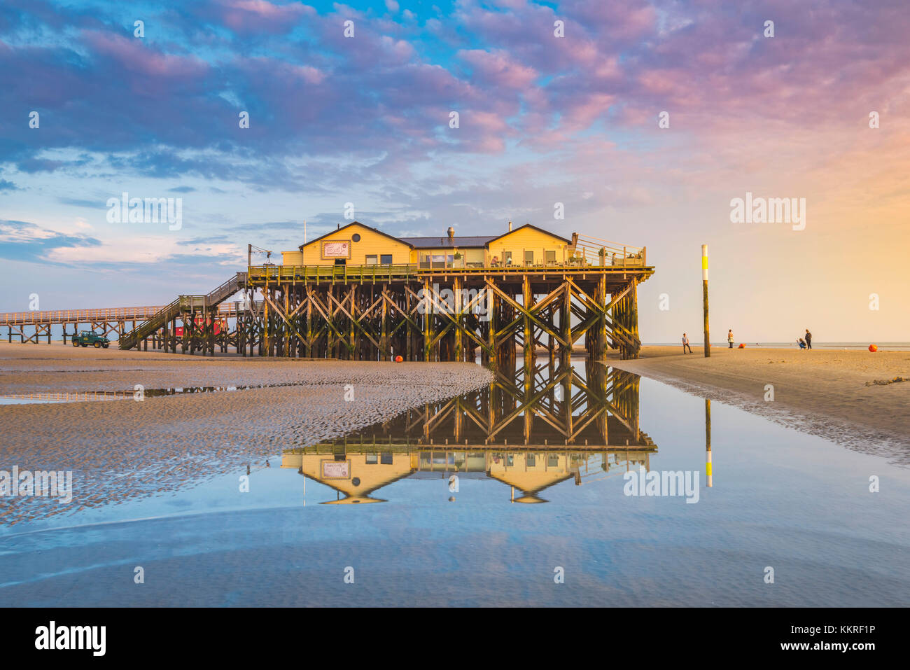 Sankt Peter-Ording, Eiderstedt, Nordfriesland, Schleswig-Holstein, Deutschland. Stelzenhaus am Wattenmeer mit Ebbe. Stockfoto