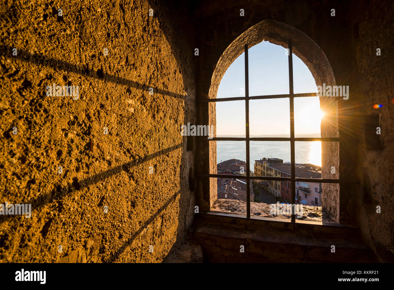Sirmione, Gardasee, Provinz Brescia, Lombardei, Italien. Im Inneren des Scaliger Castle Turm bei Sonnenuntergang. Stockfoto