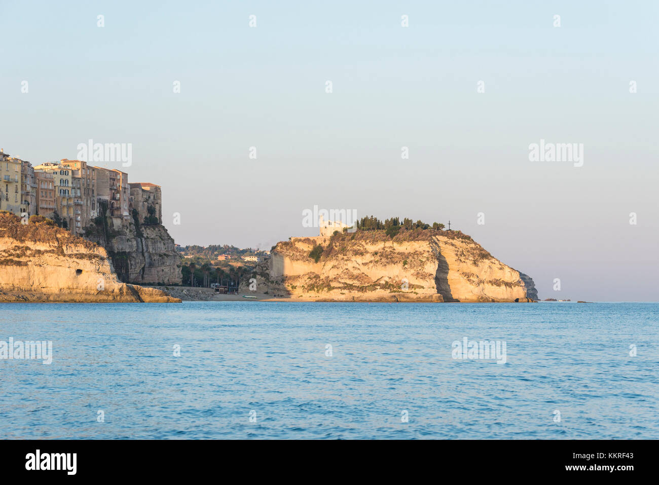 Tropea, Provinz Vibo Valentia, Kalabrien, Italien. Tropea vom Tyrrhenischen Meer aus gesehen. Stockfoto