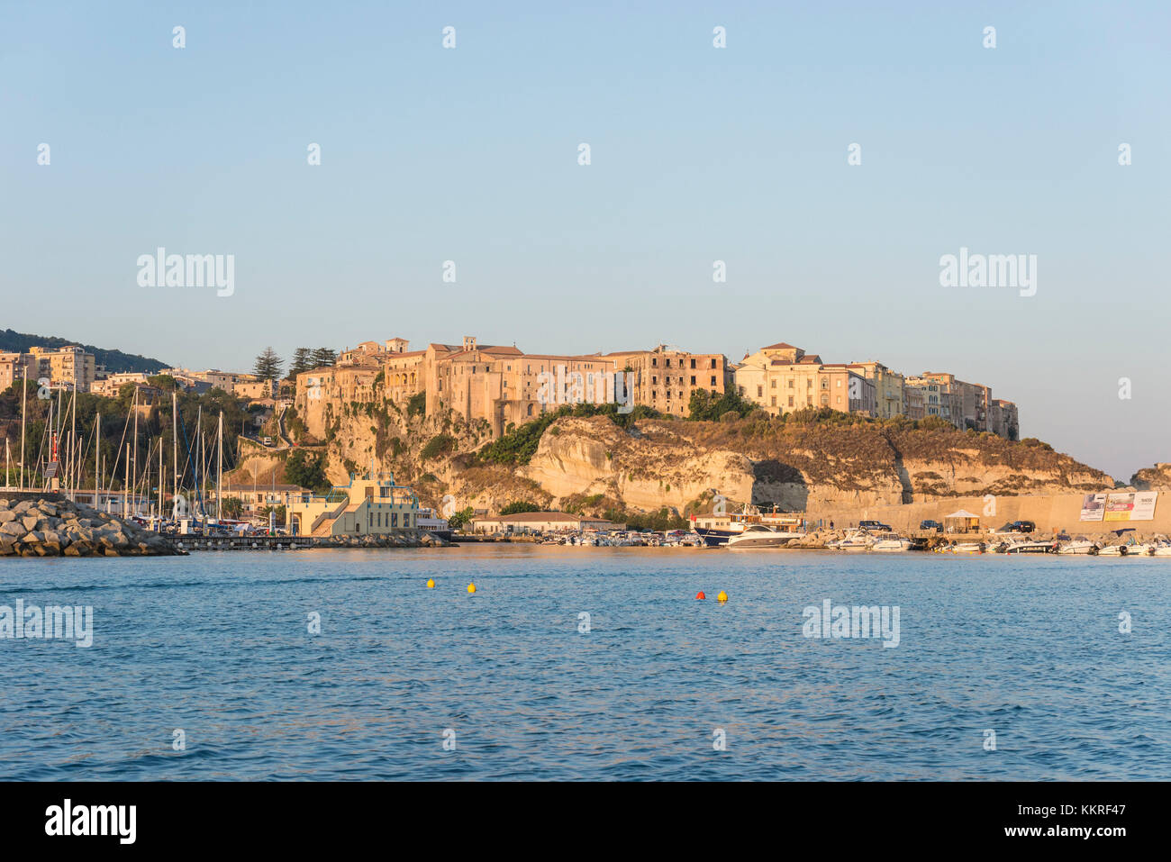Tropea, Provinz Vibo Valentia, Kalabrien, Italien. Tropea vom Tyrrhenischen Meer aus gesehen. Stockfoto