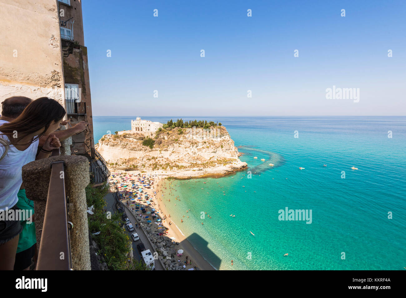 Tropea, Provinz Vibo Valentia, Kalabrien, Italien. Der berühmte Blick von Villetta di Liano in Richtung Santa Maria dell'Isola Stockfoto