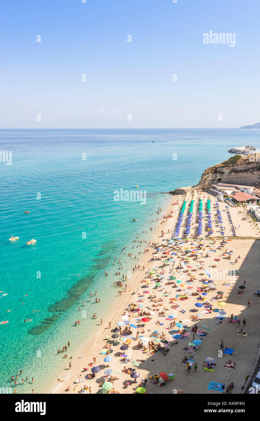 Tropea, Provinz Vibo Valentia, Kalabrien, Italien. Der berühmte Blick von Villetta di Liano auf den Strand Stockfoto