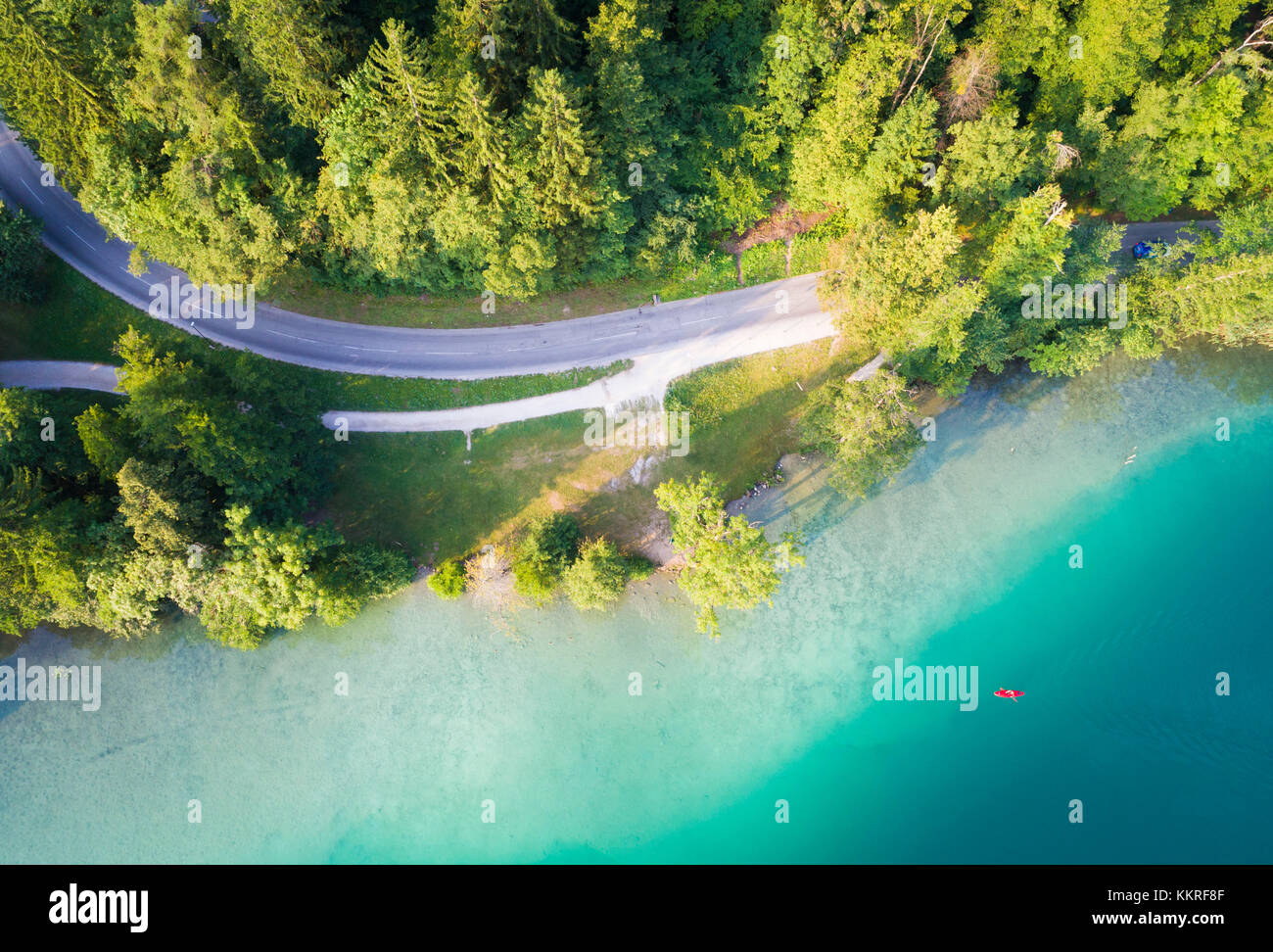 Luftaufnahme der Uferstraße rund um den Bleder See. Bled, Oberkrainer Region, Slowenien. Stockfoto