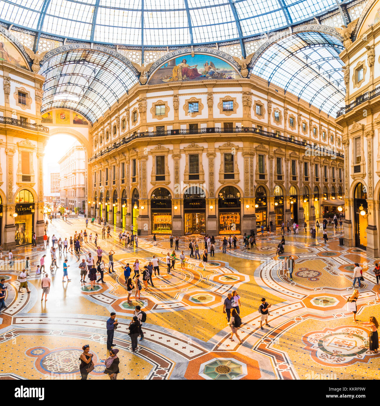 Galleria Vittorio Emanuele Ii, Mailand, Lombardei, Italien. Touristen zu Fuß in das älteste Einkaufszentrum. Stockfoto