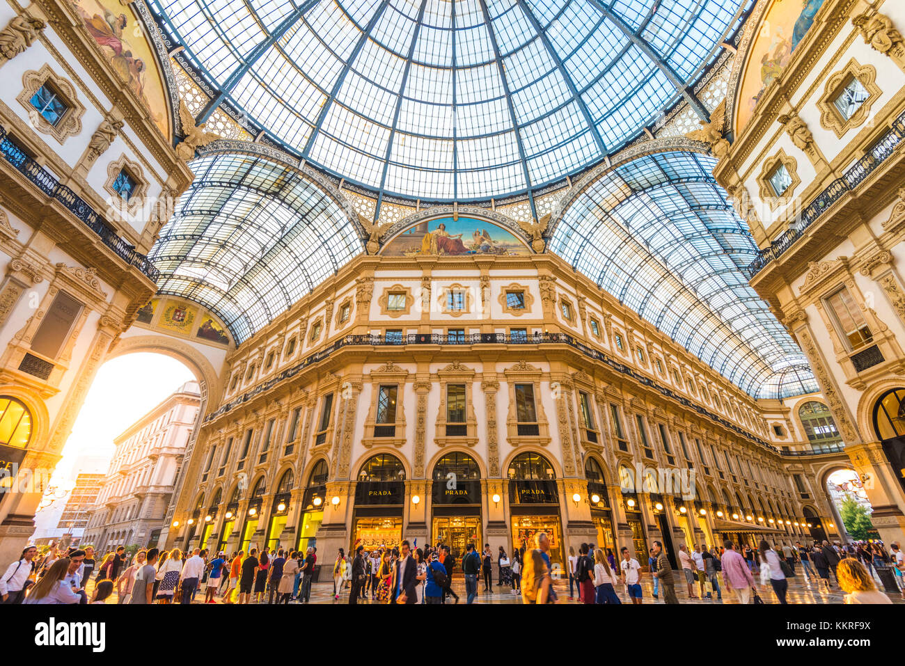 Galleria Vittorio Emanuele Ii, Mailand, Lombardei, Italien. Touristen zu Fuß in das älteste Einkaufszentrum. Stockfoto
